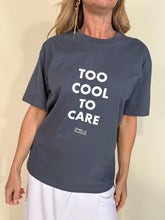 Carica l'immagine nel visualizzatore di Gallery, T-shirt Too Cool To Care
