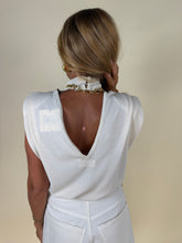 Load image into Gallery viewer, Pull White | Scollo V Schiena
