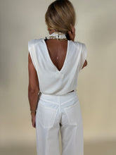 Load image into Gallery viewer, Pull White | Scollo V Schiena
