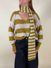 Load image into Gallery viewer, Maglione Riga | Foulard | Più Colori
