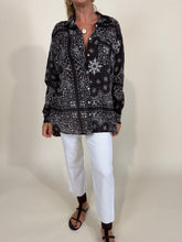 Carica l'immagine nel visualizzatore di Gallery, Camicia Gina | Bandana 100% cotone | Più colori.
