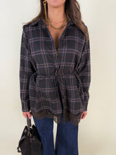 Load image into Gallery viewer, Camicia cinturata | Check e pizzo
