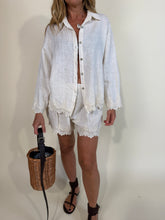 Carica l'immagine nel visualizzatore di Gallery, Completo Lino | Ricami 100% lino | Camicia + shorts
