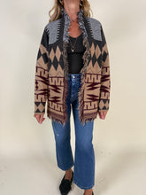 Carica l'immagine nel visualizzatore di Gallery, Cardigan jacquard in fantasia
